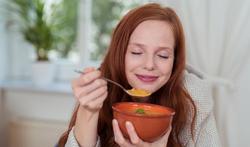 Manger sa soupe en faisant des « slurps » : un moment intense de plaisir