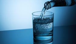 L’eau pétillante donne-t-elle faim ?