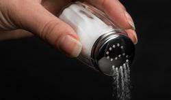 Uriner la nuit : mangez-vous trop de sel ?