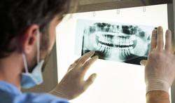 Pourquoi ce mal de dent : les causes possibles