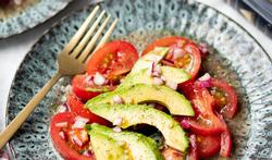 Simpele tomatensalade met avocado en rode ui