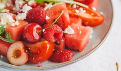 Tomatensalade met rode vruchten en feta