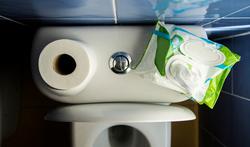 Waarom geen vochtige doekjes of vochtig toiletpapier gebruiken op de wc?