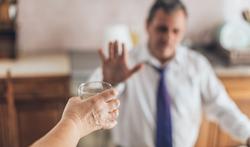 Op welke leeftijd moet je stoppen met alcohol drinken om dementie te vermijden?