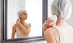 Pourquoi la texture de mes cheveux change avec l’âge : causes et solutions