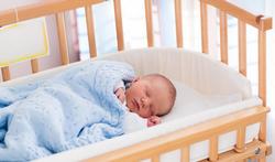 À quel moment bébé peut-il dormir en toute sécurité dans sa chambre?