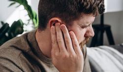 Wat is de oorzaak van oorpijn bij volwassenen?