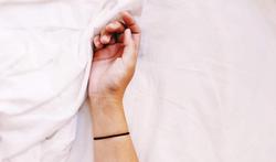 Haarelastiekjes rond je pols dragen, is dat ongezond?