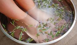 Bain de pieds au romarin pour les pieds gonflés