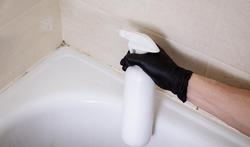 Schimmel in badkamer verwijderen, hoe doe je dat?