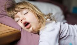 Apnées du sommeil chez l'enfant : quels symptômes doivent alerter les parents ?
