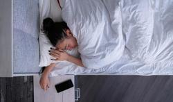 Straling: is slapen naast je telefoon gevaarlijk?