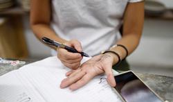 Is het ongezond om te schrijven op je handen?