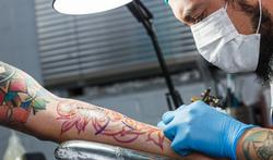 Cancer, infection, allergie : les risques d’un tatouage ?