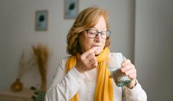 Wat is de beste manier om een pil te slikken?