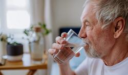 Hydratation des seniors : faut-il boire plus en vieillissant ?
