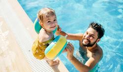De verschillende soorten zwemhulpmiddelen voor kleine kinderen