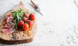 Salade de jambon de Parme, tomates au four et parmesan