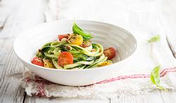 Spaghetti de courgette au pesto et petites tomates au four