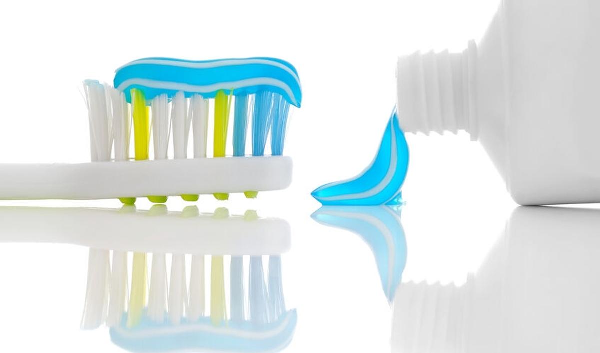 Hoeveel tandpasta hebben en kinderen nodig om tanden goed te poetsen? | gezondheid.be
