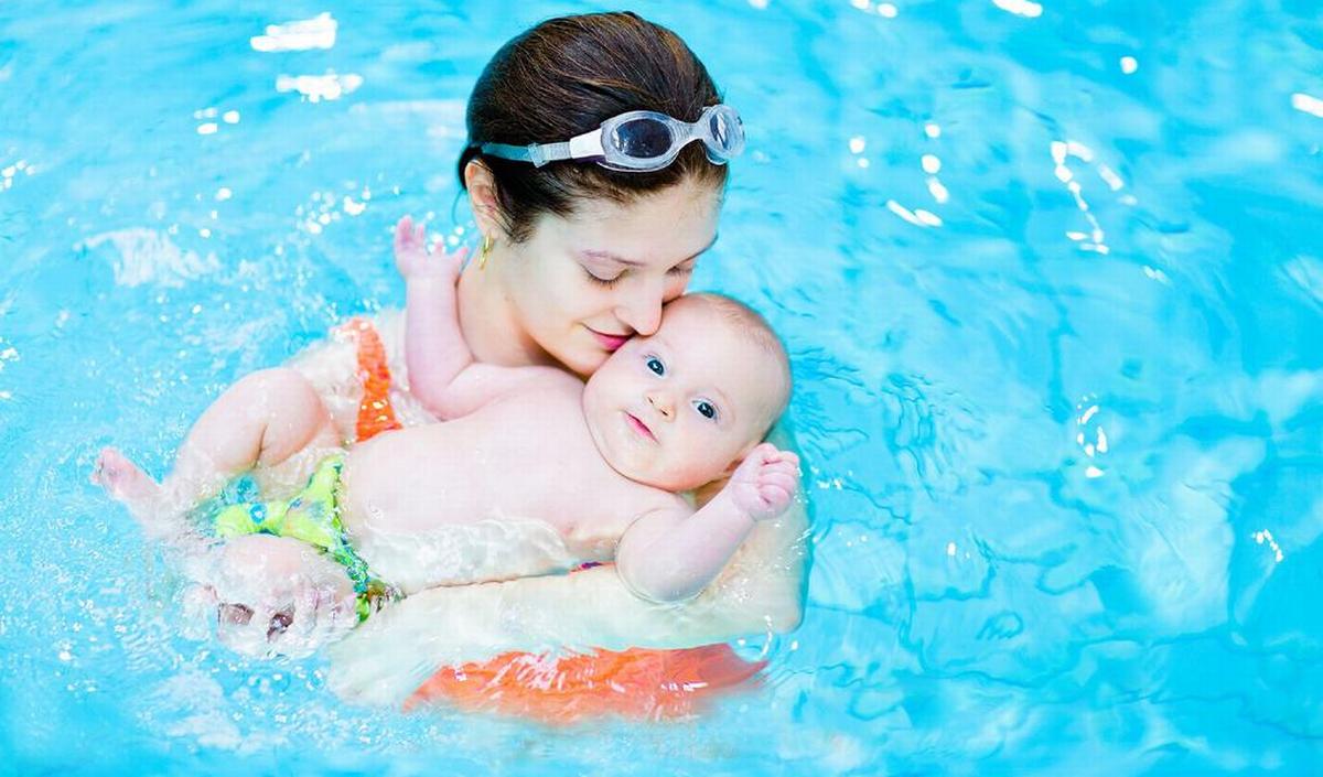 inhoud Plateau Defecte Met mijn baby naar het zwembad | gezondheid.be