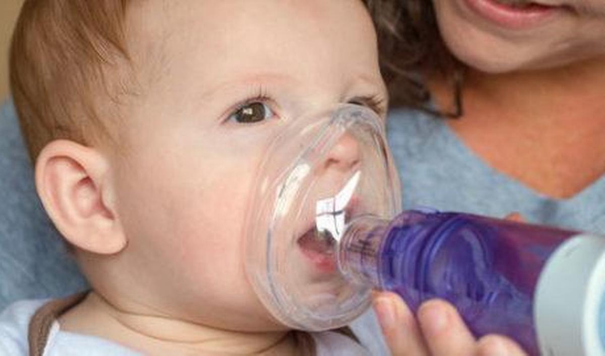 ring Rechtdoor overdrijving Hoe gebruik je een aerosol of puffer bij je baby? | gezondheid.be