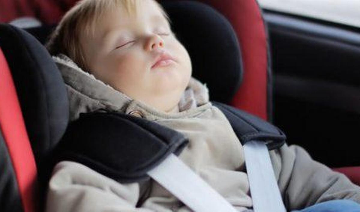 Pourquoi est-il dangereux de garder une veste d'hiver dans le siège d'auto  ? - BABYmatters
