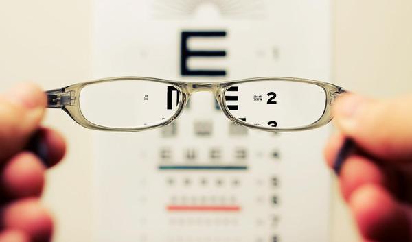 leesbrilletjes slecht voor je ogen? | gezondheid.be