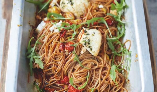 Accumulatie Prelude Klagen Speltspaghetti met tomaten en gebakken ricotta van Jamie Oliver |  gezondheid.be