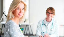 1 femme sur 2 en souffre : comment prévenir l’ostéoporose ?