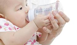 (Wanneer) mag een baby water drinken?