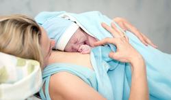 L'importance du contact peau à peau à l'accouchement