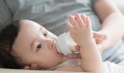 Biberons de bébé: peut-on conserver le lait artificiel?