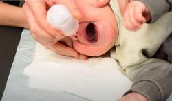 Hoe moet je het neusje van een baby spoelen met fysiologisch water?