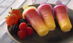 Hoe maak je gezond tweekleurenijsjes vol fruit?