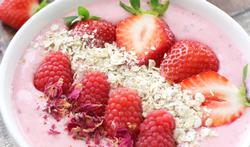 Smoothiebowl met aardbeien en rozenwater