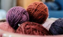 Arm knitting : le tricot avec les doigts, les mains et les bras