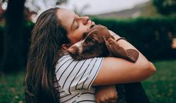 Hond knuffelen is goed voor mentaal welzijn: “Hondentherapie voor iedereen!” 
