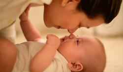 Pourquoi embrasser un bébé lorsqu'on a un bouton de fièvre est dangereux ?