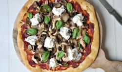 Pizza met tonijn, gemengde paddenstoelen en buffelmozzarella