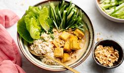 Frisse Thaise bowl met krokante tofu en pindasaus