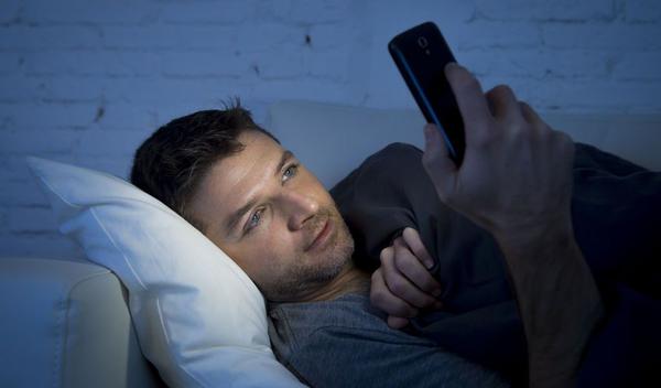 123-man-slapen-mobile-blauw-licht-09-18.jpg