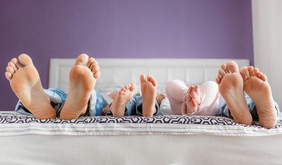 123m-kind-ouders-bed-slapen-voeten-13-11.jpg