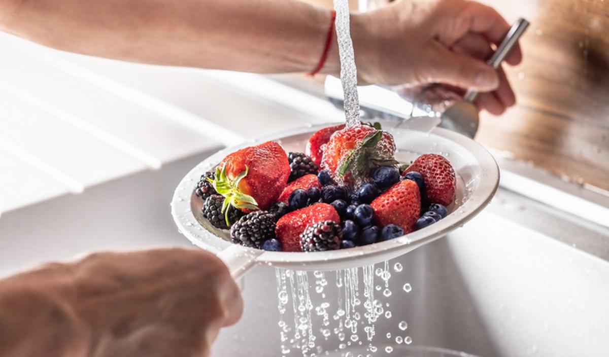 © Getty Images - Il faut toujours laver les fruits rouges à l'eau claire, juste avant de les consommer Getty_fraise_aarbeien_fruit_2025.jpg