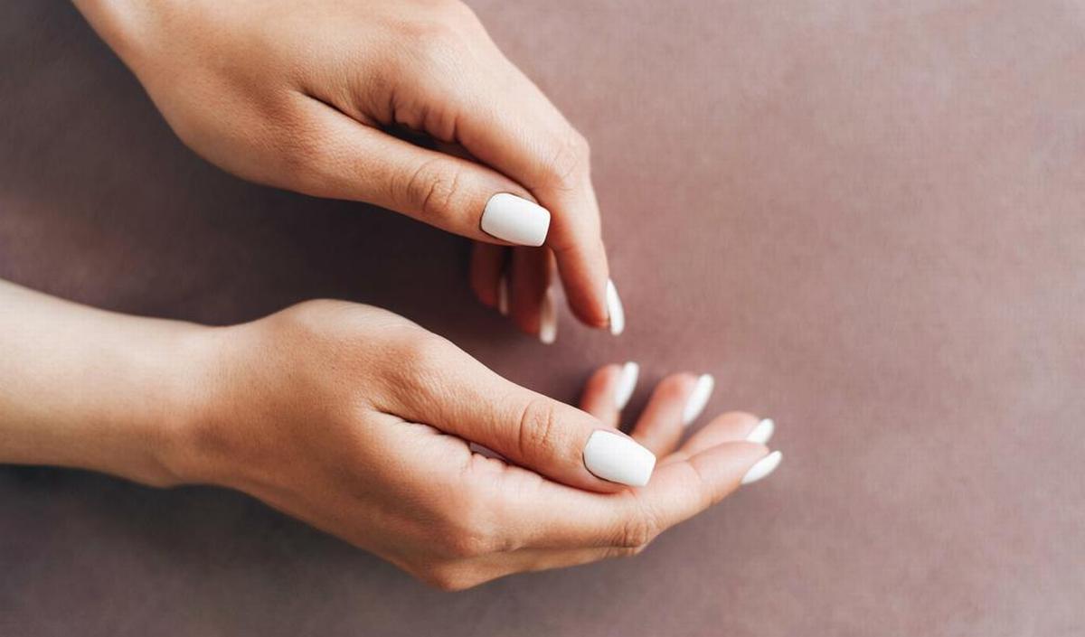 © Getty Images - Des ongles en acrylique mal placés peuvent causer le syndrome des ongles verts Getty_gelnagels_gellak_2023.jpg