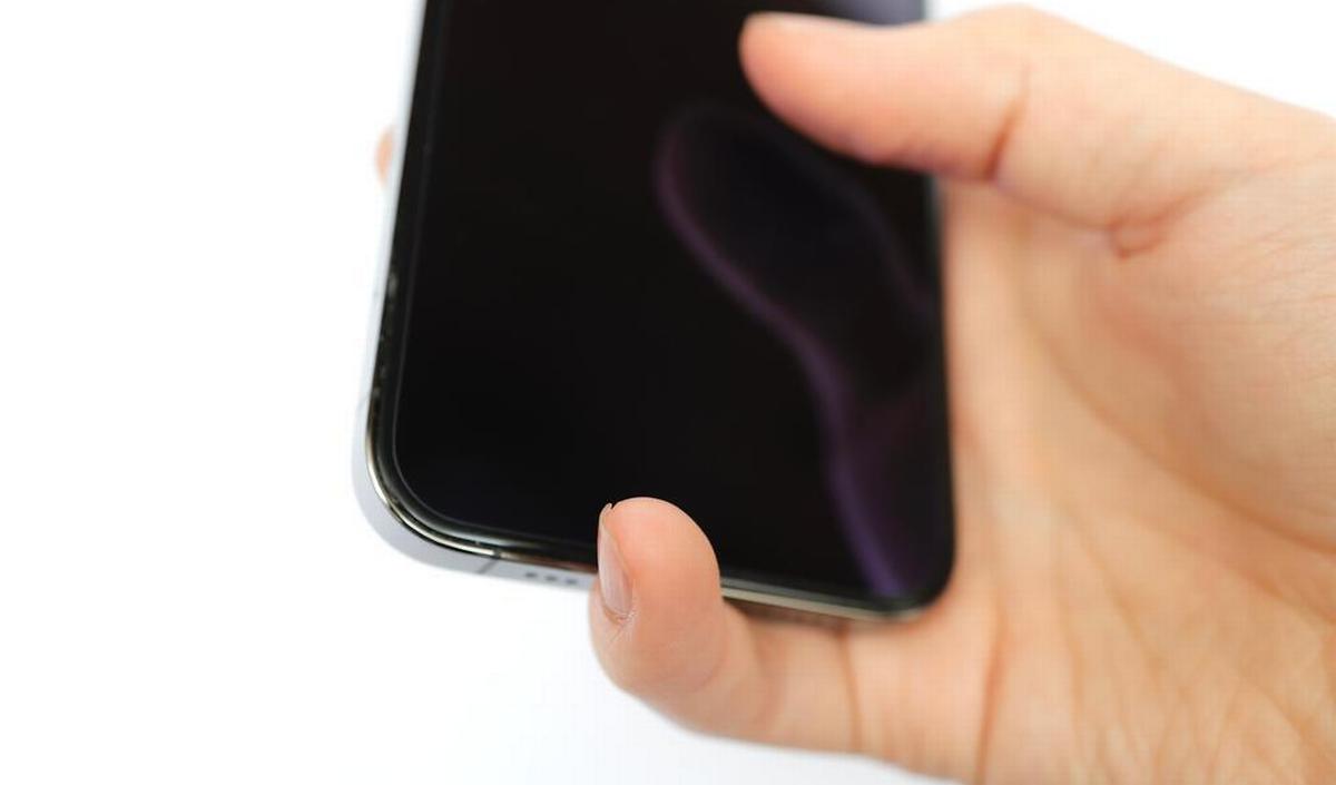 © Getty Images / smartphone pink: De pink ondersteunt de smartphone, waardoor er misvormingen aan de botten ontstaan. Getty_smartphone_pink_2025.jpg