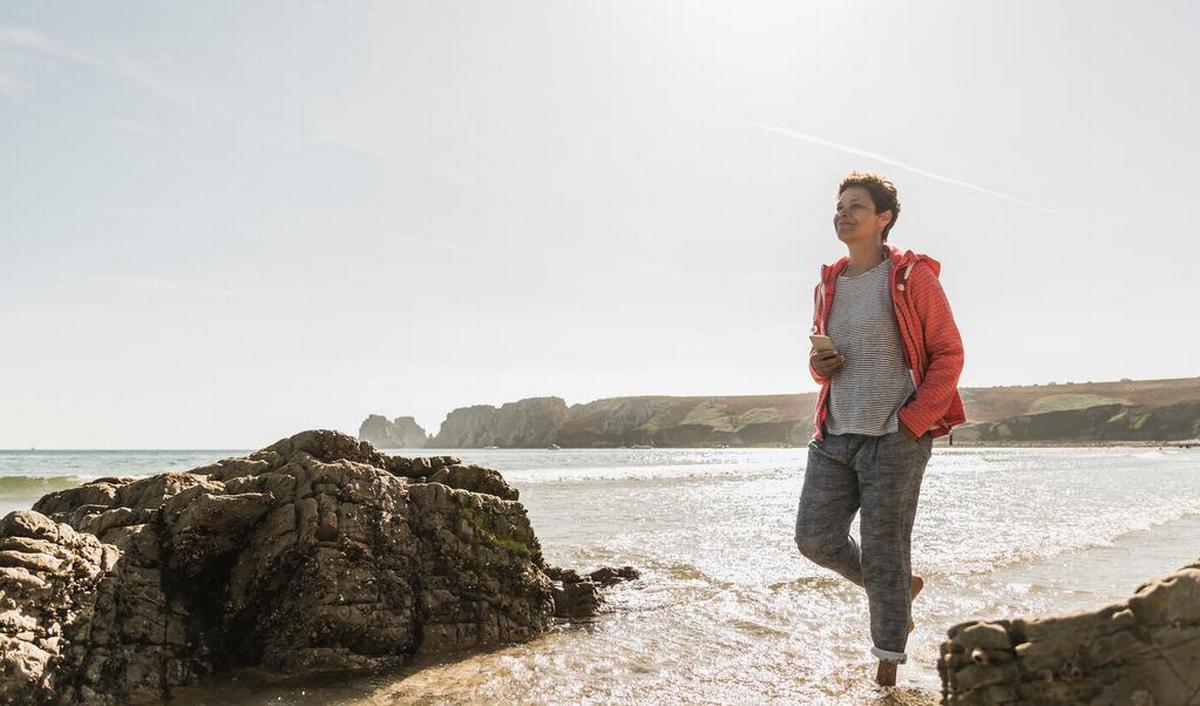 getty_vrouw_wandelen_zee_natuur_2024.jpg