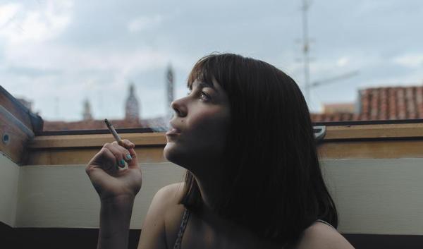 unsplash_vrouw_roken_sigaret_2020.jpg