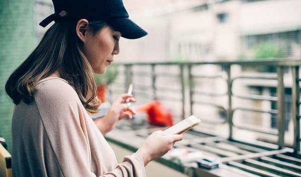 unsplash_vrouw_telefoon_sigaret.jpg